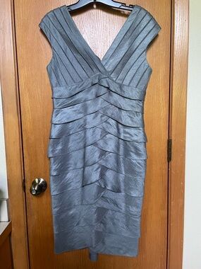 Adrianna Papell Silver Grey V-Neck Tiered Midi Dress size 6